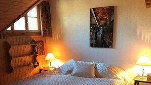 Chalet, 3 chambres, 2 salles de bains, vue sur la montagne | 3 chambres, bureau, lit de bébé (gratuit), accès au Wi-Fi (inclus)