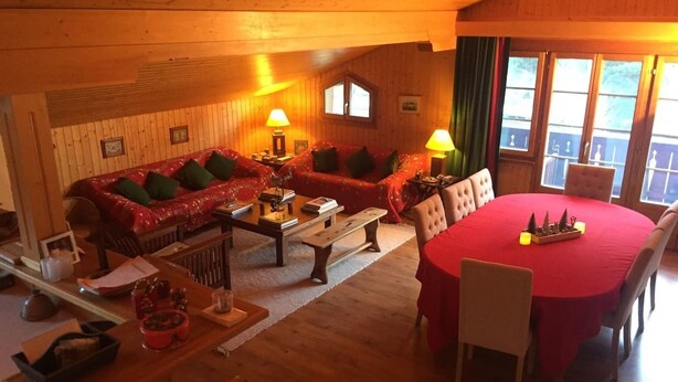 Chalet, 3 chambres, 2 salles de bains, vue sur la montagne | Repas dans la chambre