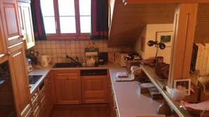 Chalet, 3 chambres, 2 salles de bains, vue sur la montagne | Cuisine privée | Cafetière-théière, réfrigérateur grande capacité avec congélateur