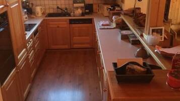 Chalet, 3 chambres, 2 salles de bains, vue montagne | Cuisine privée | Grand réfrigérateur, four, plaque de cuisson, lave-vaisselle