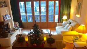 Chalet, 3 chambres, 2 salles de bains, vue sur la montagne | Salle de séjour | Foyer
