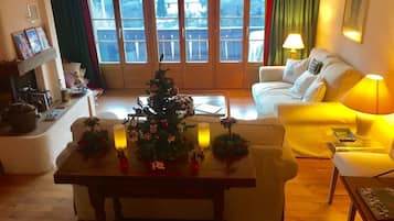 Chalet, 3 Bedrooms, 2 Bathrooms, Mountain View | Living room | Fireplace