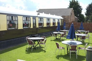 Se sirven comidas, cenas y cocina europea moderna 