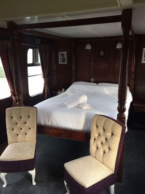 Double Room, Ensuite (Seagull Small Four Poster ) | Iron/ironing board, free WiFi - The Sidings (York)