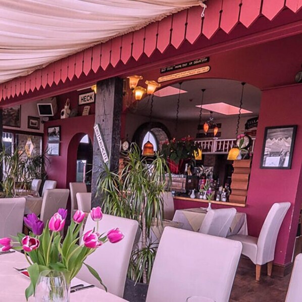 Se sirven comidas, cenas y cocina europea moderna 