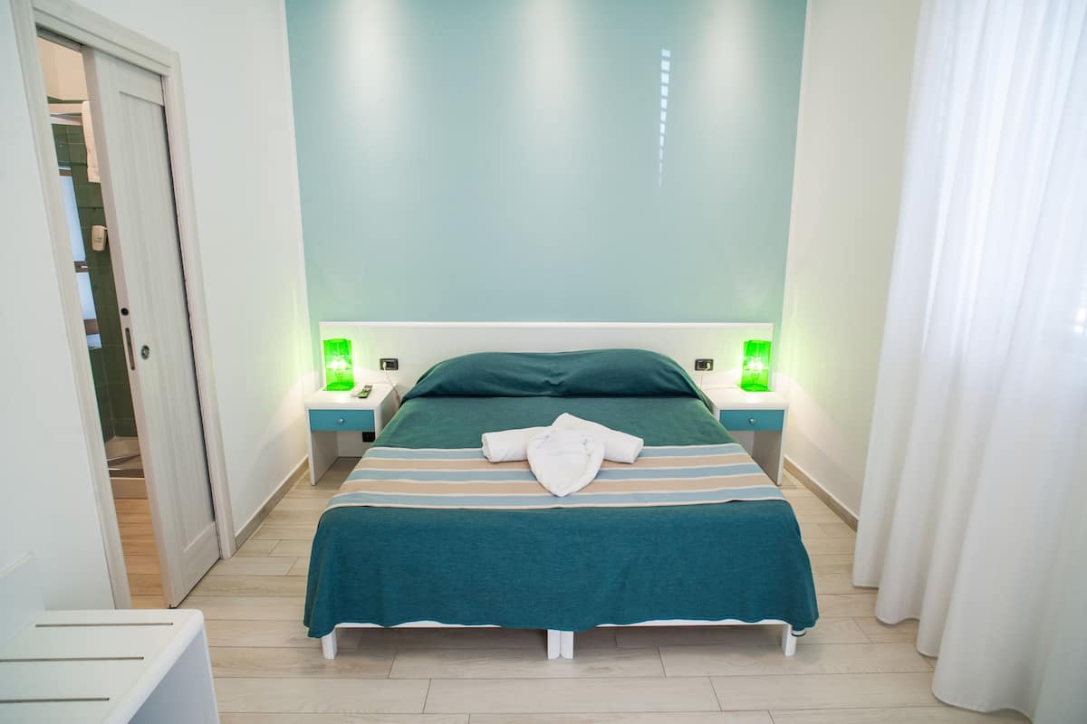 Dobbeltrom | Minibar, safe på rommet, skrivebord og lydisolert