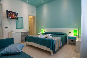 Basic-værelse til 3 personer | Minibar, pengeskab på værelset, skrivebord, lydisolering