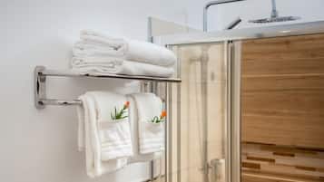 Minibar, caja de seguridad en la habitación y escritorio