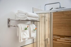 Dobbeltrom, balkong | Minibar, safe på rommet, skrivebord og skrivebord for bærbar PC