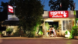 Front of property – evening/night - Hotel Tulum Iguanas (Tulum)