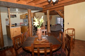 Cabana Nui (casa dos pisos) 4 dormitorios 3 banos, living, comedor, cocina, 3 terrazas  | Spiseområde på rommet