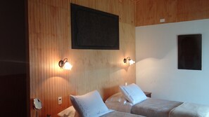 Cabana Heu (vista parcial mar) | In-room safe, iron/ironing board - Te Ngahu Bungalows (Hanga Roa)