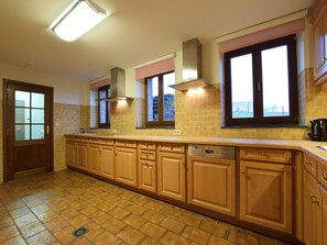 Fridge, microwave, oven, stovetop - Holiday Home in Gouvy Ardennes with Sauna (Rogery)