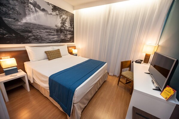 Zimmersafe, Schreibtisch, Verdunkelungsvorhänge, schallisolierte Zimmer