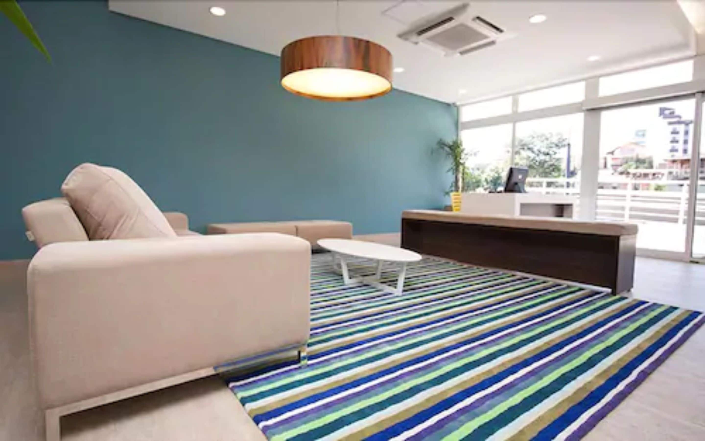 Área de estar no saguão