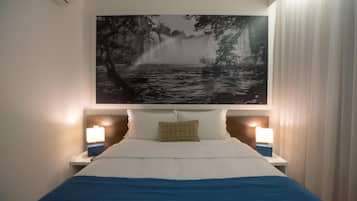 Cofres nos quartos, escrivaninha, cortinas blackout