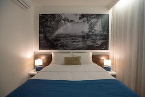 In-room safe, desk, blackout curtains, soundproofing - Golden Tower Aeroporto - Lizz - By Fênix Hotéis (Uberlandia)