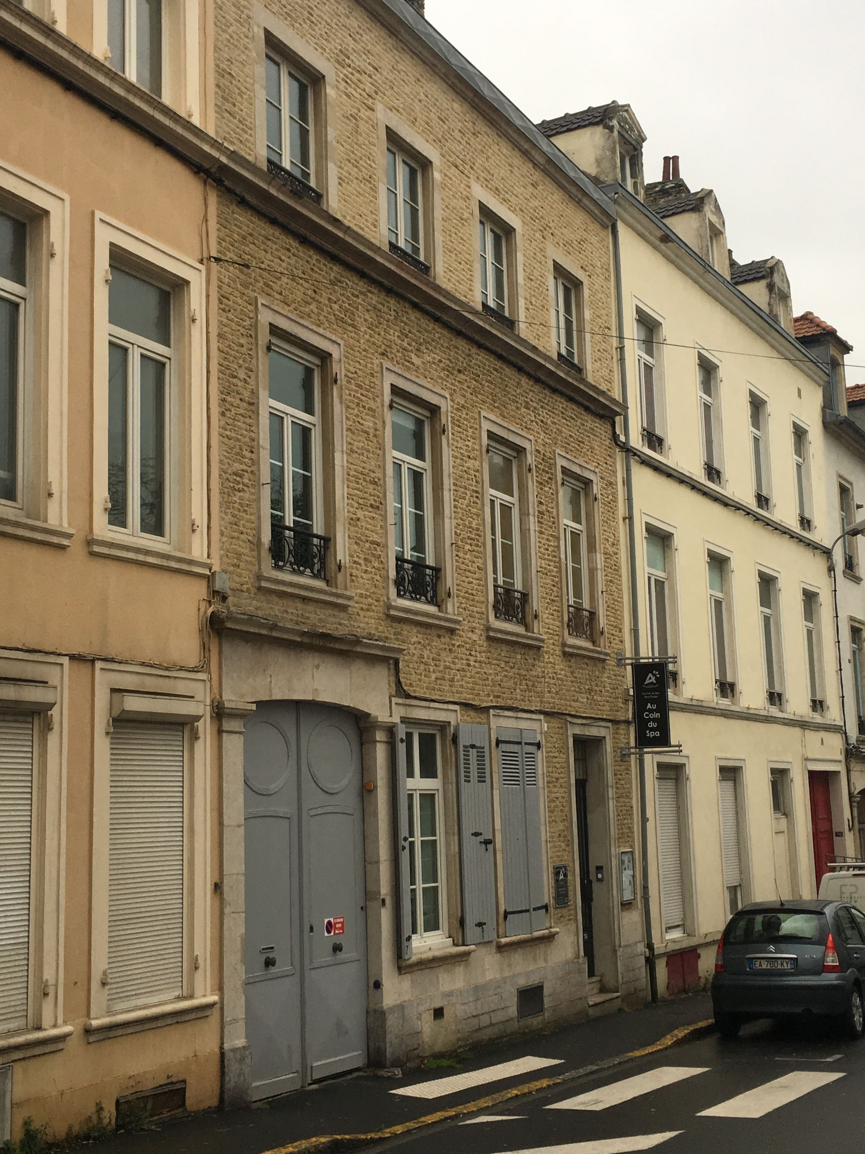 Una hilera de edificios históricos de varios pisos, con arquitectura europea tradicional, fachadas de piedra y diseños de ventanas uniformes.