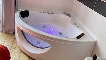 Signature tweepersoonskamer, 1 queensize bed, bubbelbad, aan tuin | Luxe beddengoed, individueel gedecoreerd, individueel gemeubileerd