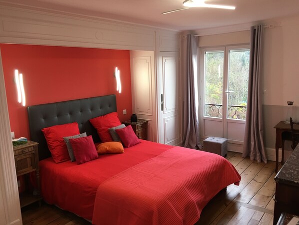 Signature Double Room, 1 Queen Bed, Jetted Tub, Garden Area
