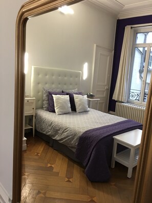 Royal Double Room, 1 Queen Bed, Jetted Tub, Garden View | Premium bedding, individually decorated, individually furnished - Au Coin Du Spa (Boulogne-sur-Mer)