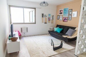 Apartment, 1 Bedroom (305) | Living room | Flat-screen TV - Bull House - Ipanema Flat - 161017 (Rio de Janeiro)