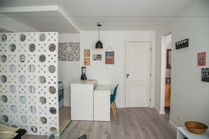 Apartment, 1 Bedroom (305) | Living room | Flat-screen TV - Bull House - Ipanema Flat - 161017 (Rio de Janeiro)