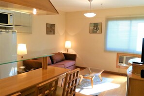 Appartement, 1 chambre (403) | Salle de séjour | Télévision à écran plat