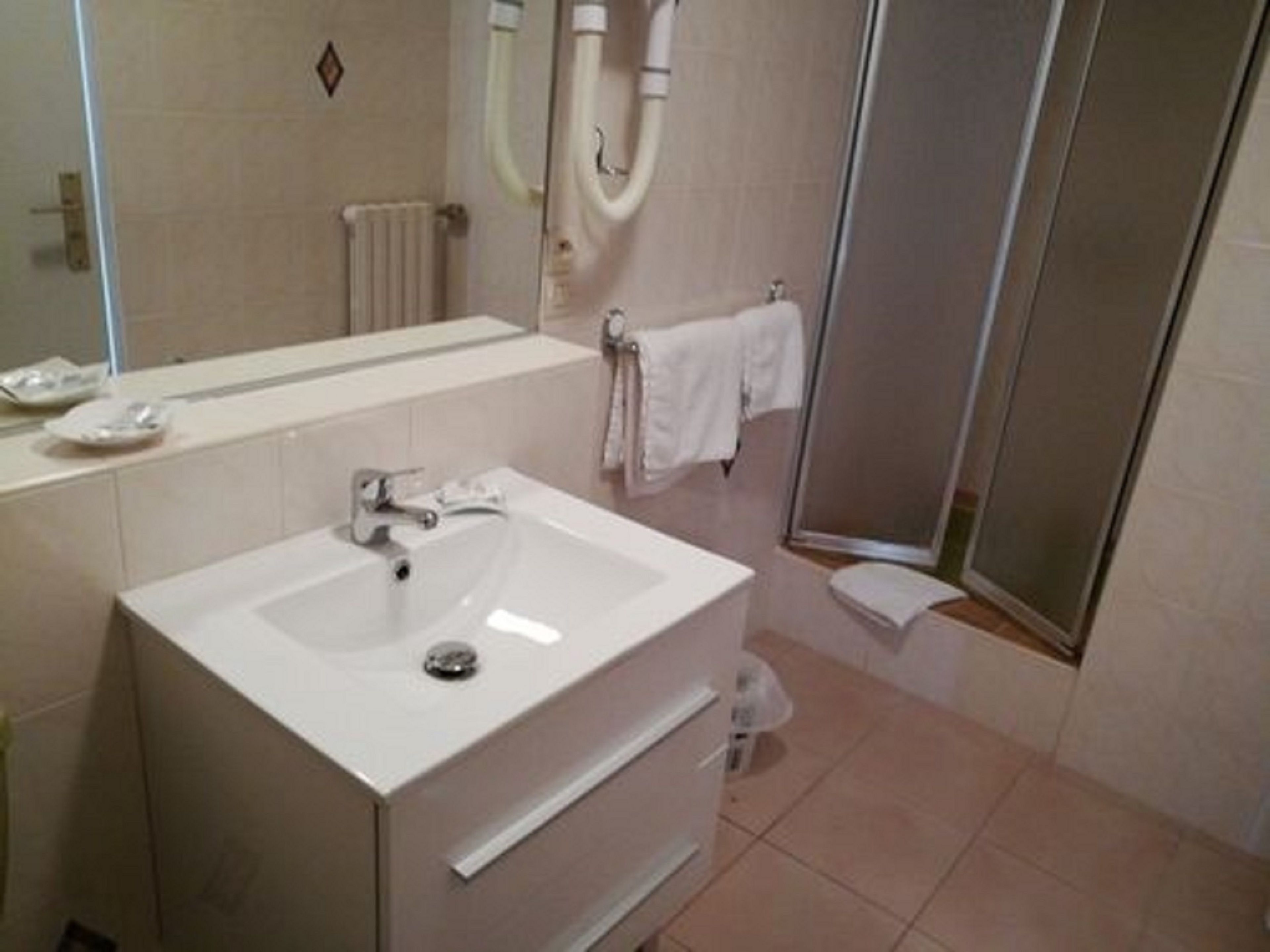 standard twin room | bathroom | free toiletries, hair dryer, towels