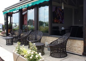 Terrace/patio - Contact Hôtel du Relais Thouars (Louzy)