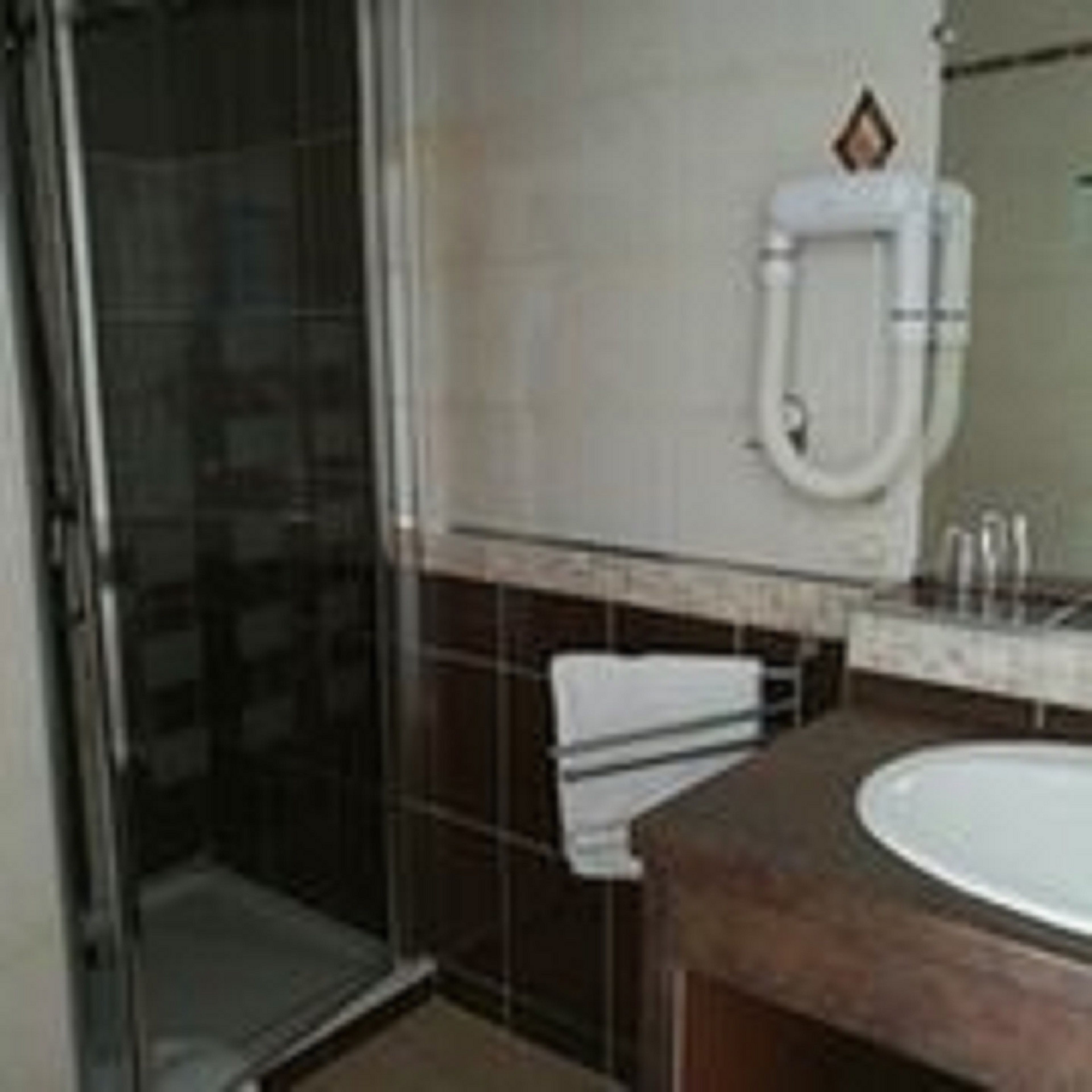 standard triple room | bathroom | free toiletries, hair dryer, towels