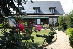 A hotel with a sign reading "HOTEL du RELAIS".