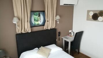 Comfort tweepersoonskamer | Een bureau, een laptopwerkplek, verduisterende gordijnen
