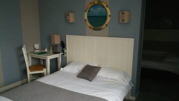 Chambre Triple Standard | Bureau, espace de travail pour ordinateur portable, rideaux occultants