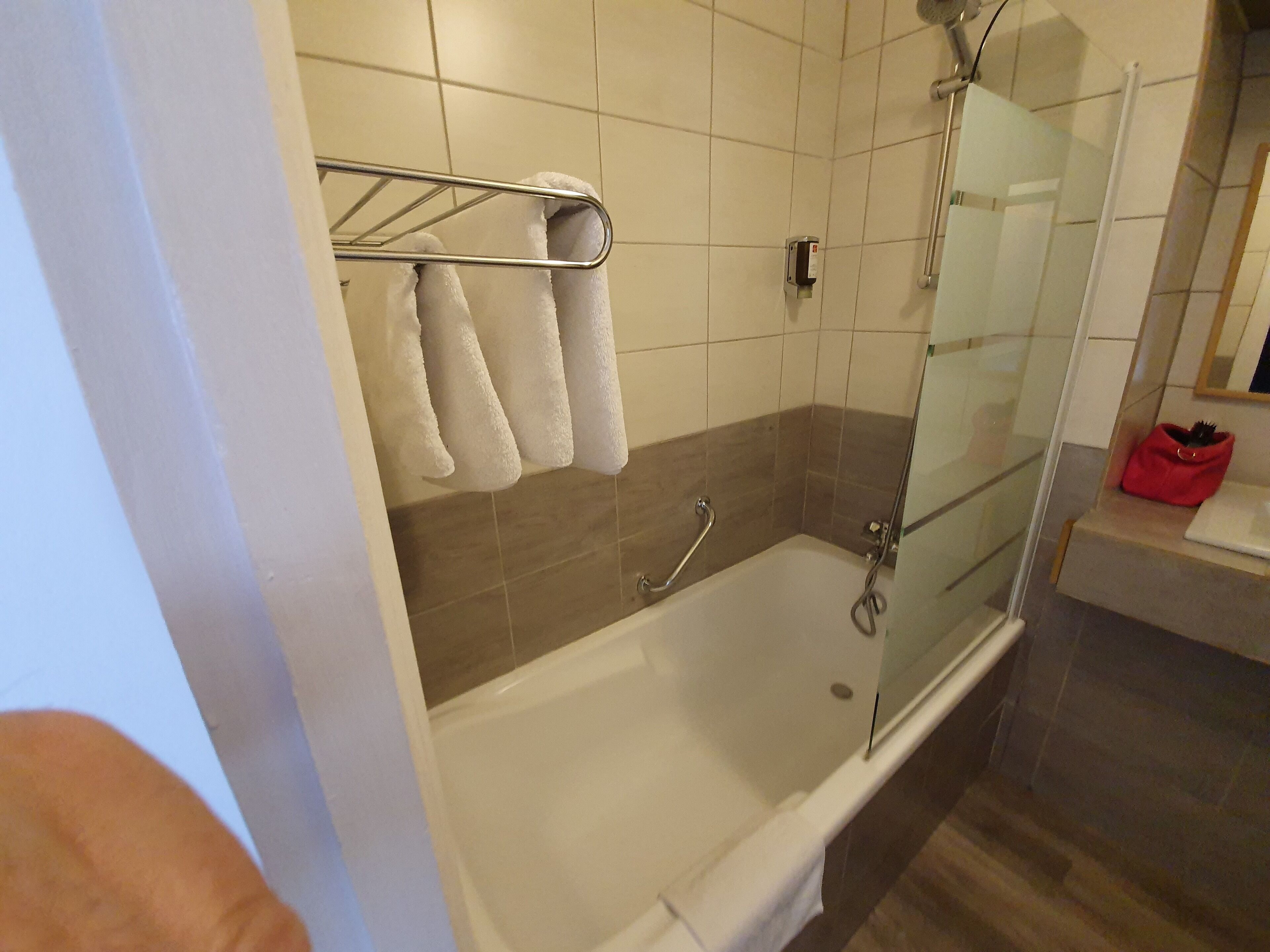 standard double room, bathtub | bathroom | free toiletries, hair dryer, towels