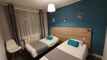 Familie vierpersoonskamer | Een bureau, een laptopwerkplek, verduisterende gordijnen