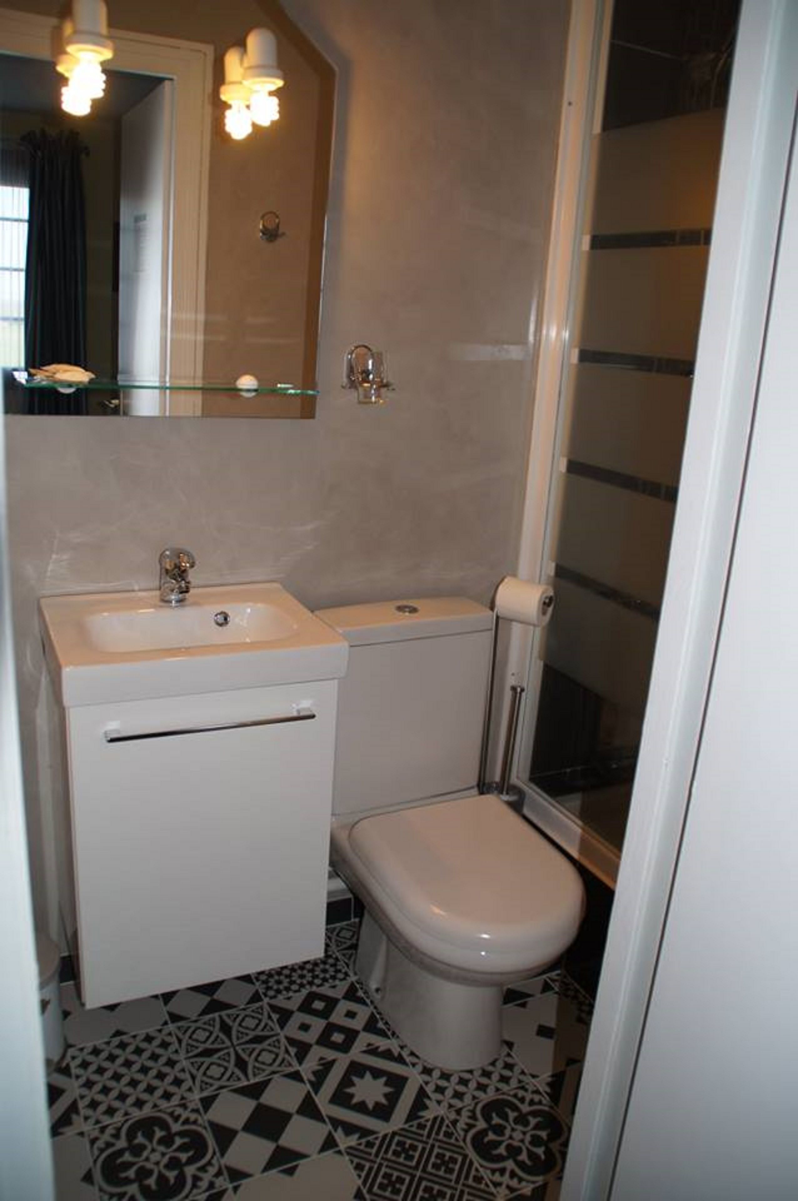 comfort double room | bathroom | free toiletries, hair dryer, towels