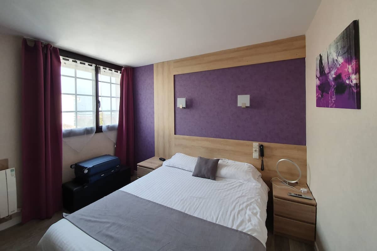 Standard Double Room, Bathtub | Desk, laptop workspace, blackout drapes, soundproofing