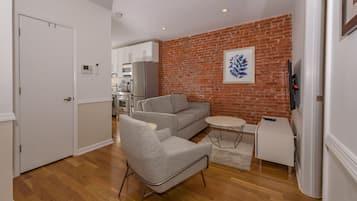 Apartamento clássico, 2 quartos, terraço | Sala de estar | TV de tela plana