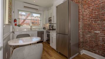 Apartamento clássico, 1 quarto, terraço | Cozinha privada | Geladeira, micro-ondas, fogão, cooktop