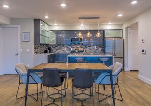 Deluxe Apartment, 2 Bedrooms, Accessible, Balcony | Private kitchen | Fridge, microwave, oven, stovetop - Deedee's Lofts at Grove II (Jersey City)