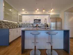 Superior Penthouse, 2 Bedrooms, City View | Private kitchen | Fridge, microwave, oven, stovetop - Deedee's Lofts at Grove II (Jersey City)