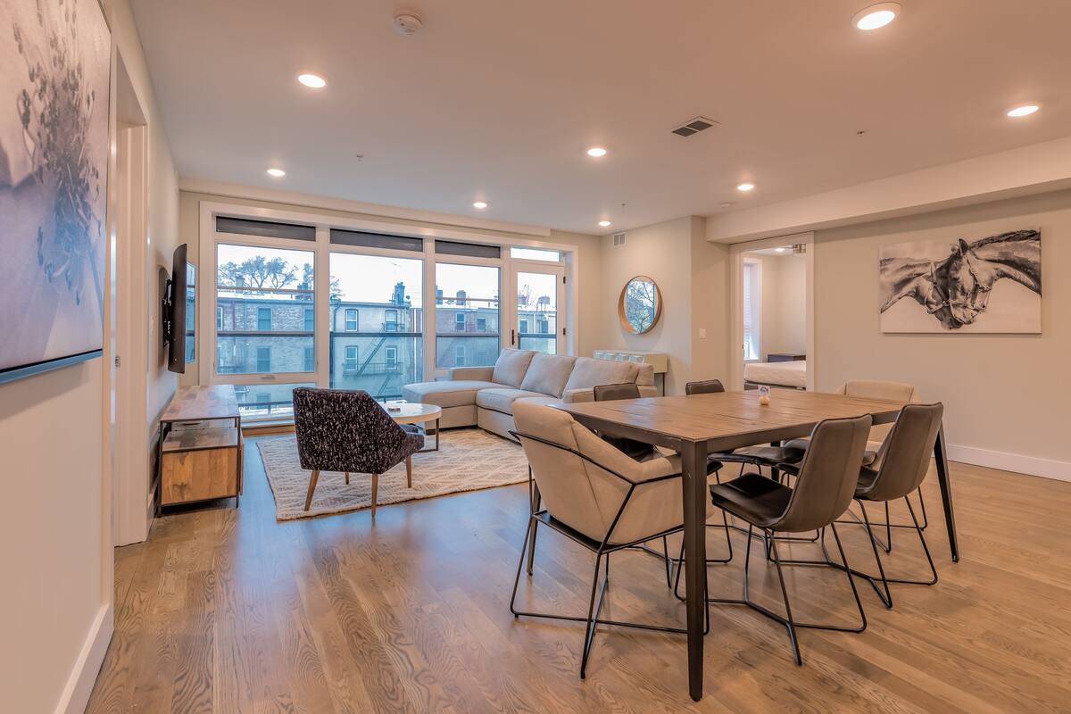 Apartamento luxo, 2 quartos, acessível, sacada | Área de estar | TV de tela plana
