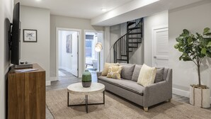 Toetasjesleilighet – superior, 4 soverom, terrasse | Oppholdsområde | Flatskjerm-TV
