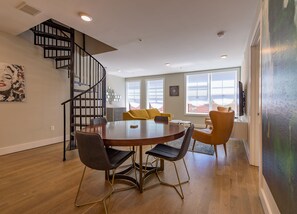 In-room dining - Deedee's Lofts at Grove II (Jersey City)