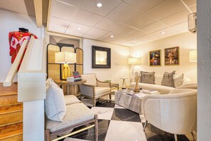 Lobby sitting area - The Stratford Hotel by Hoco Hotels Collection (Stratford)