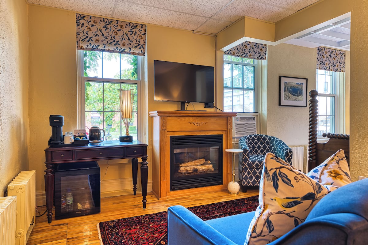 Junior Suite, 1 Queen Bed with Sofa bed | Living area | 43-inch flat-screen TV with cable channels, TV, Netflix