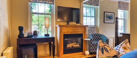 Suite Junior, 1 grand lit et 1 canapé-lit | Aire de séjour | Téléviseur à écran plat, Netflix, Hulu, services de diffusion en continu