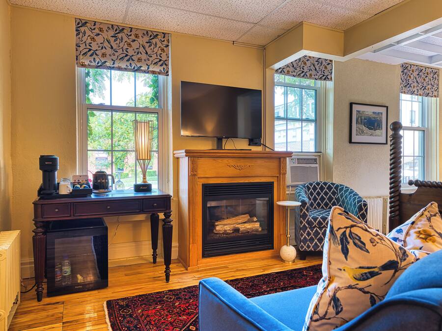 Junior Suite, 1 Queen Bed with Sofa bed | Living area | 43-inch flat-screen TV with cable channels, TV, Netflix