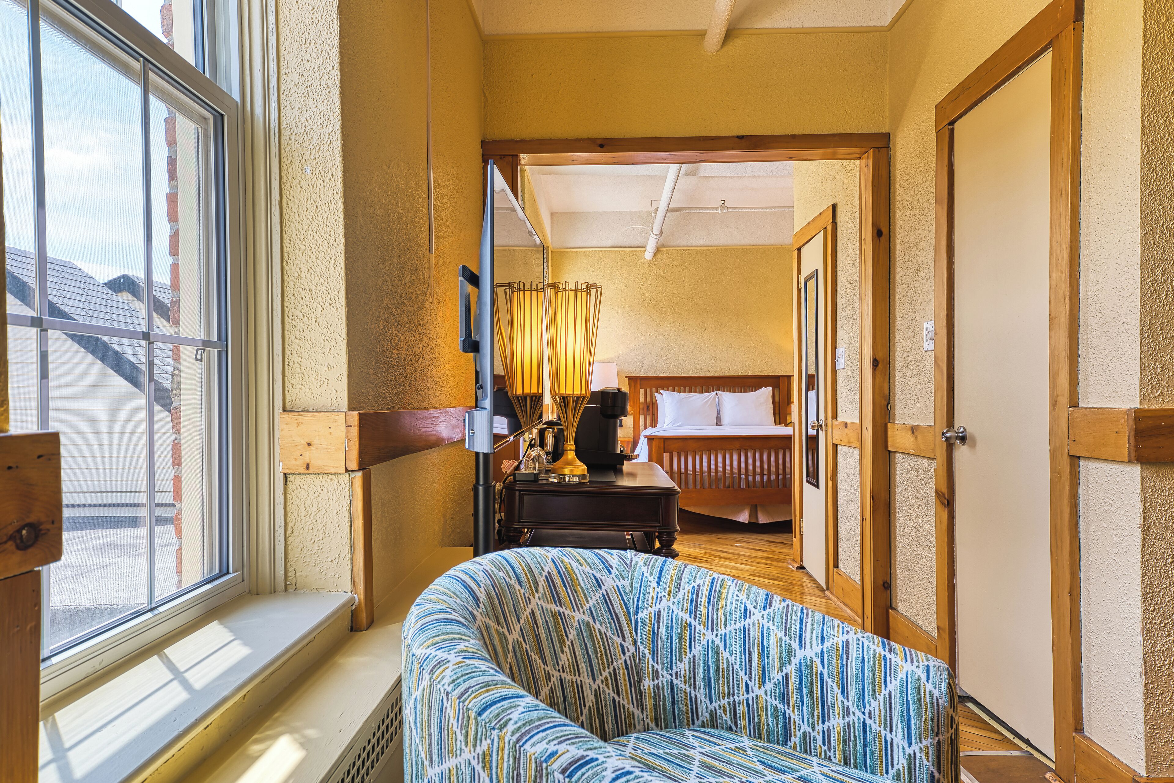 ジュニア スイート クイーンベッド 1 台ソファーベッド付き | 低刺激性寝具、客室ごとに異なる装飾、客室ごとに異なるインテリア、デスク